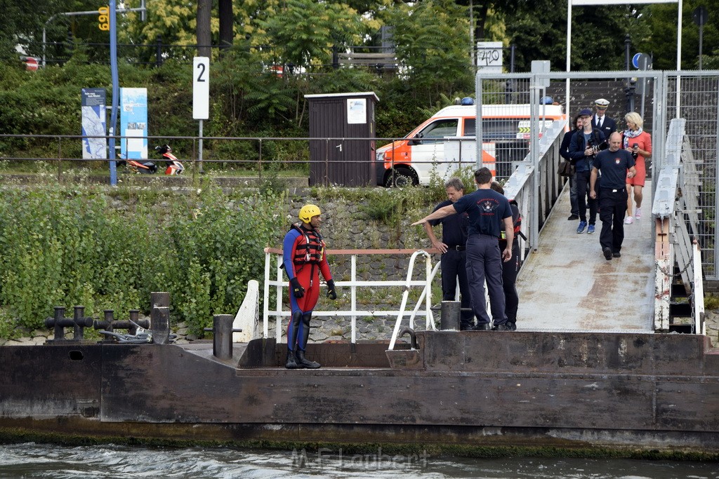 Uebung BF Taucher und Presse Koeln Zoobruecke Rhein P036.JPG - Miklos Laubert